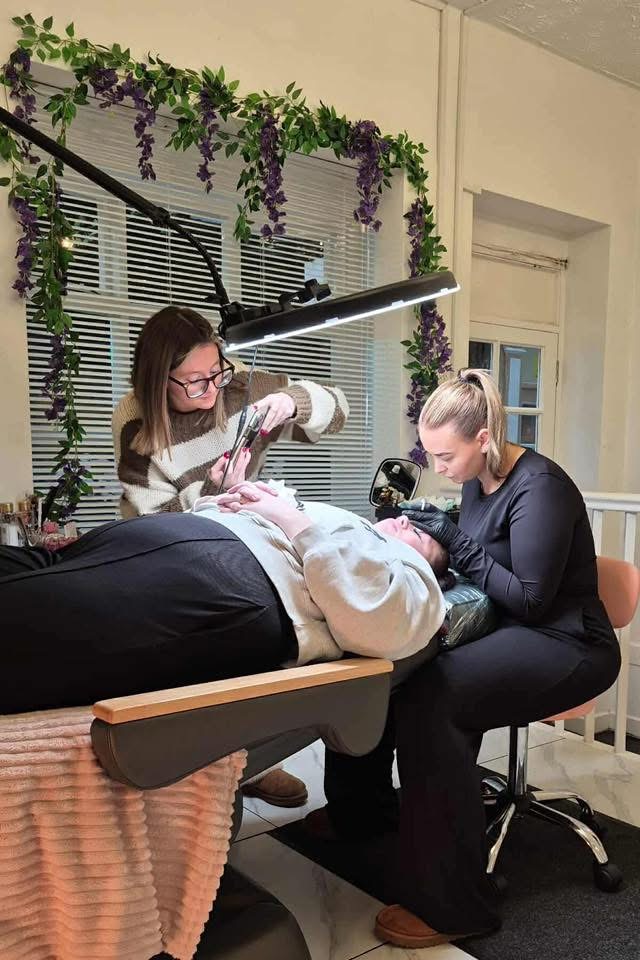 Boss Brows student working on a live model